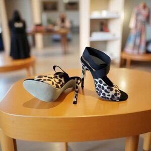 ANIMAL PRINT HEELS SIZE 5.5